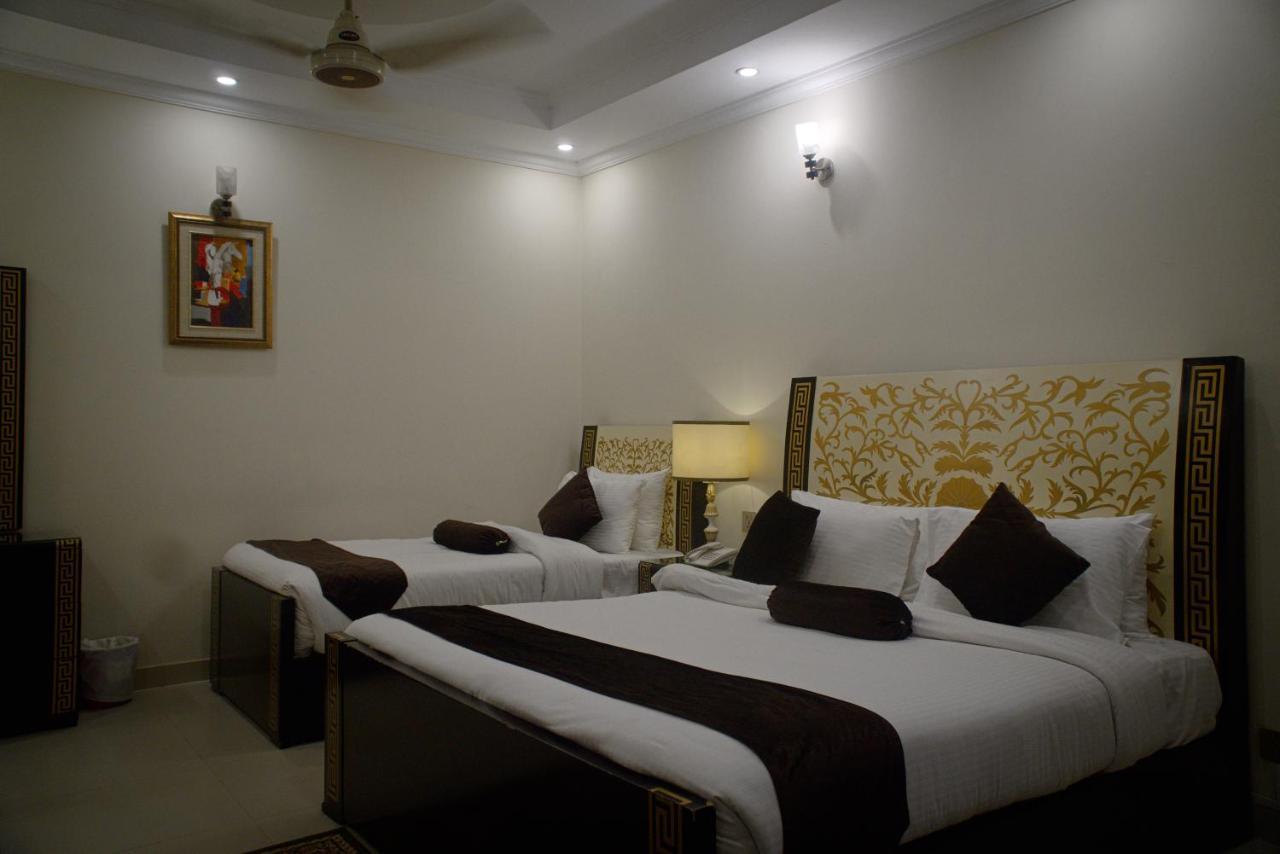 Premier Inn Grand Gulberg Лахор Екстер'єр фото
