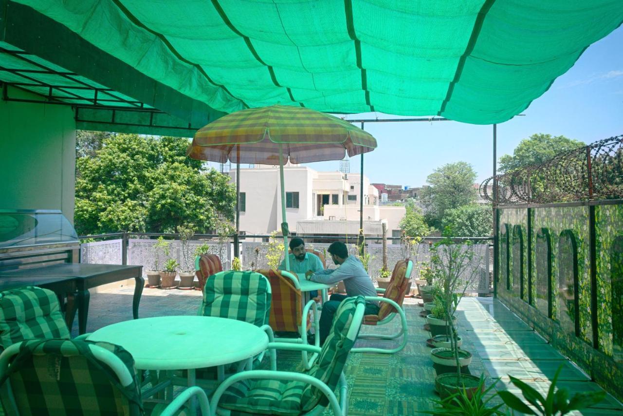 Premier Inn Grand Gulberg Лахор Екстер'єр фото
